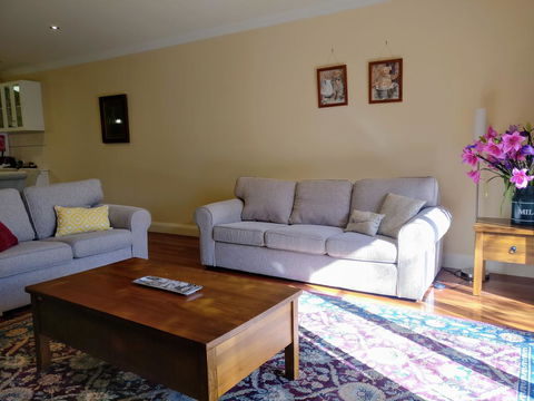 Johnstone Terrace - Inverell Accommodation 2