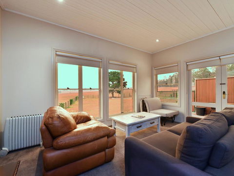 King I - You Can Honestly Walk To Bimbadgen And Hope Estate Concerts - Inverell Accommodation 1