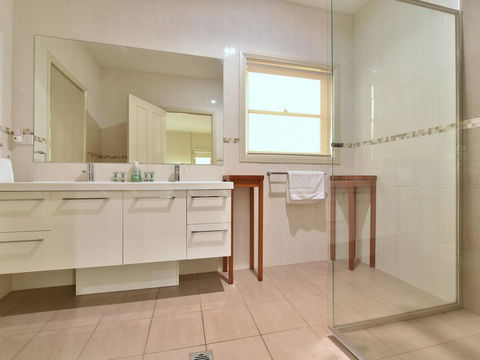King I - You Can Honestly Walk To Bimbadgen And Hope Estate Concerts - Inverell Accommodation 3
