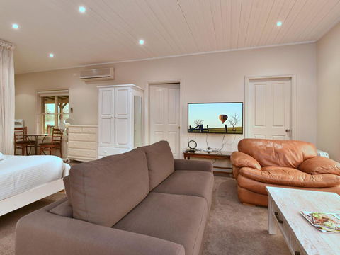 King I - You Can Honestly Walk To Bimbadgen And Hope Estate Concerts - Inverell Accommodation 2