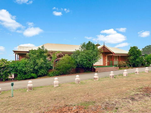 King II - You Can Honestly Walk To Bimbadgen And Hope Estate Concerts - Inverell Accommodation 3