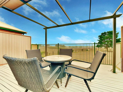 King II - You Can Honestly Walk To Bimbadgen And Hope Estate Concerts - Inverell Accommodation 2