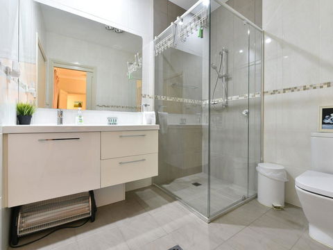 King II - You Can Honestly Walk To Bimbadgen And Hope Estate Concerts - Inverell Accommodation 1