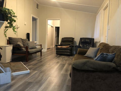 King Of The Cross - Work, Holiday Or Stop Overs - Inverell Accommodation 1