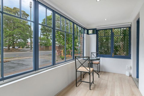 KOZYGURU ARNCLIFFE SYDNEY AIRPORT RENOVATED COTTAGE 3 BED HOUSE NAR232 - Inverell Accommodation 2