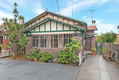 KOZYGURU ARNCLIFFE SYDNEY AIRPORT RENOVATED COTTAGE 3 BED HOUSE NAR232 - Inverell Accommodation 3