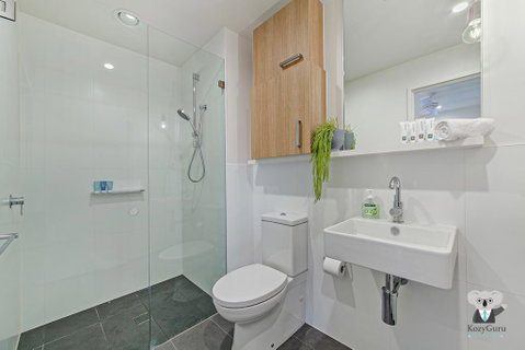 KOZYGURU WOLLI CREEK KOZY 1 BED APT SYDNEY AIRPORT & SYDNEY CBD NWC020 - Inverell Accommodation 2