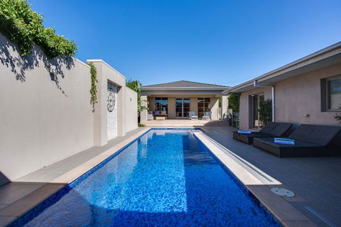 Kraimorie Large Family Beach House With Pool, Superb Water Views, Pool, And Games Room - Inverell Accommodation 1