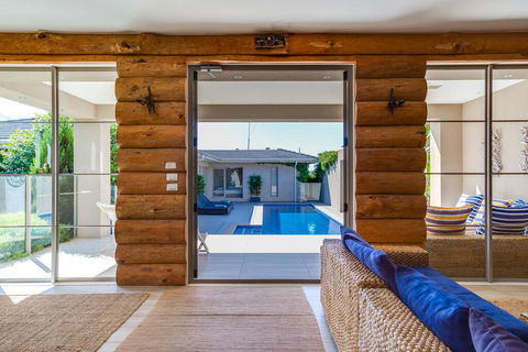 Kraimorie Large Family Beach House With Pool, Superb Water Views, Pool, And Games Room - Inverell Accommodation 3