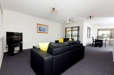 LAKE HOUSE ON ELOUERA - Inverell Accommodation 3