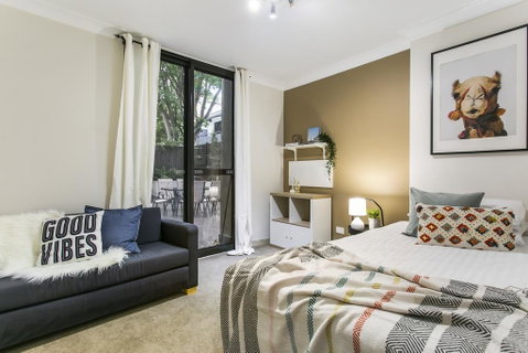 Large Unit Amid Inner-city Greenery Close To CBD - Inverell Accommodation 3