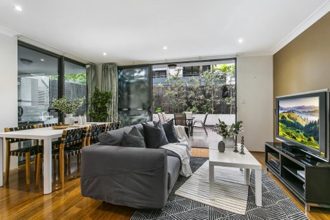 Large Unit Amid Inner-city Greenery Close To CBD - Inverell Accommodation 0