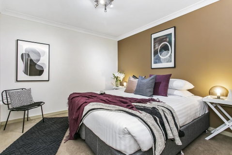 Large Unit Amid Inner-city Greenery Close To CBD - Inverell Accommodation 1