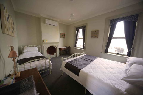 Latrobe Art Apartments - Inverell Accommodation 0