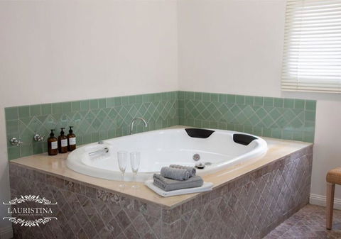 Lauristina Spa Cottage - Inverell Accommodation 2