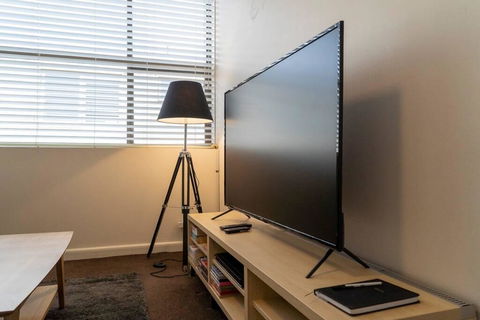 Light Filled Contemporary Urban Oasis Apt + Parking - Inverell Accommodation 1