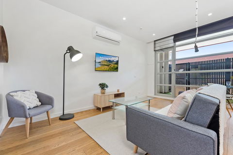 Light-Filled Beachside Apartment In Trendy Area - Inverell Accommodation 1
