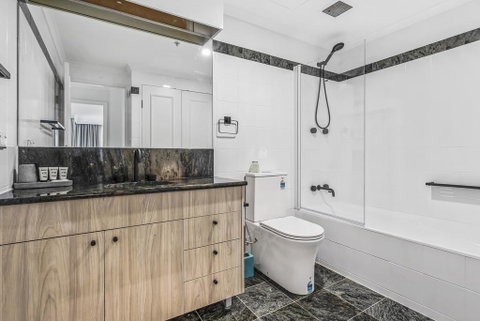 Luxurious Harbour View Apartment Steps From City - Inverell Accommodation 3