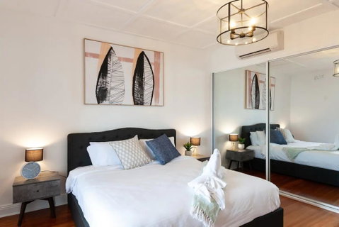 Luxurious Heritage Home With Harbour Bridge Views - Inverell Accommodation 3