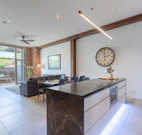 Luxury 3 brm 2 bath Woolstore apt with Courtyard - Inverell Accommodation