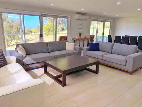 Luxury 3BR Home With KING Bed Metung - Inverell Accommodation 0