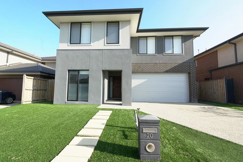 Luxury 9 BRM House In Melbourne - Inverell Accommodation 1