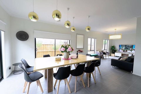Luxury 9 BRM House In Melbourne - Inverell Accommodation 0