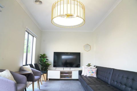Luxury 9 BRM House In Melbourne - Inverell Accommodation 2