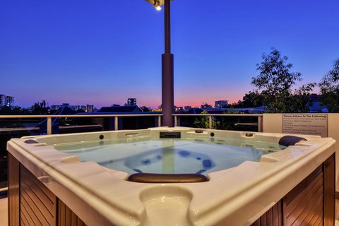 Luxury Darwin City Lights Jacuzzi Central Location Large House New Furnishings - Inverell Accommodation 3