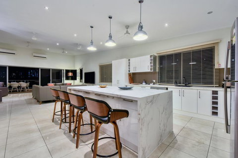 Luxury Darwin City Lights Jacuzzi Central Location Large House New Furnishings - Inverell Accommodation 2