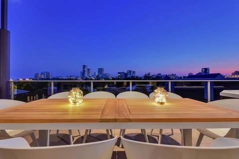 Luxury Darwin City Lights Jacuzzi Central Location Large House New Furnishings - Inverell Accommodation 1