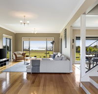 LUXURY WATERFRONT FAMILY HOME-TASMANIA I-L'Abode - Inverell Accommodation