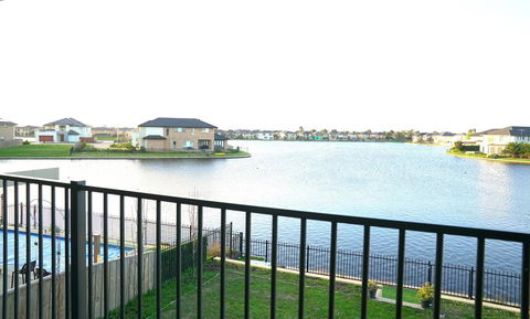 Luxury Waterfront Villa In Sanctuary Lakes - Inverell Accommodation 2