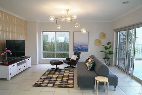 Luxury Waterfront Villa In Sanctuary Lakes - Inverell Accommodation 0