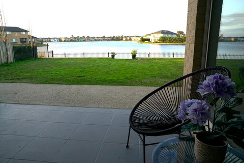 Luxury Waterfront Villa In Sanctuary Lakes - Inverell Accommodation 1