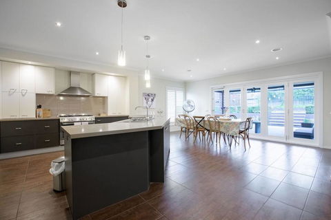 Magnificent Lux Stay@Mont Albert 4BR/WIFI/Garage - Inverell Accommodation 3