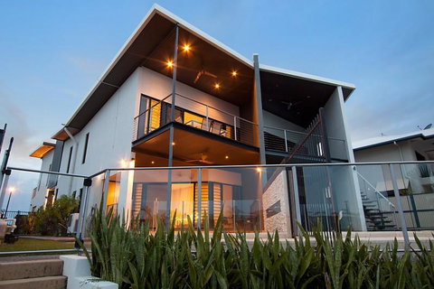 Marina Views Townhouse - Inverell Accommodation 0