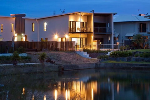 Marina Views Townhouse - Inverell Accommodation 2