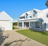 Middle Rock Beach House - Beach Front Lake Cathie - Inverell Accommodation