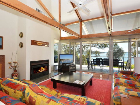Morisset Bay Waterfront Views Lake House Looking Over Trinity Marina - Inverell Accommodation 1