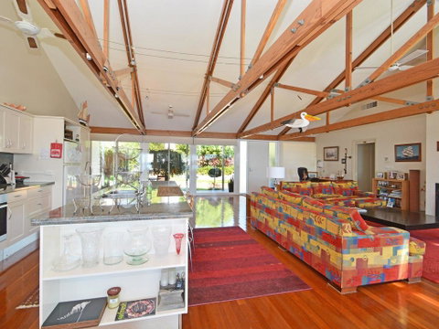 Morisset Bay Waterfront Views Lake House Looking Over Trinity Marina - Inverell Accommodation 2