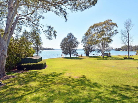 Morisset Bay Waterfront Views Lake House Looking Over Trinity Marina - Inverell Accommodation 3
