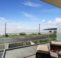 Nautilus 1 Luxury Retreat - Modern beachfront townhouse WiFi water views - Inverell Accommodation