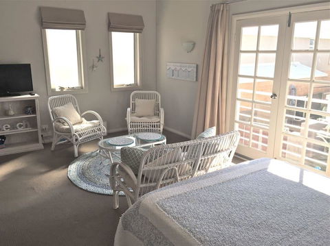 Fremantle Local Beach Studio - Inverell Accommodation 3