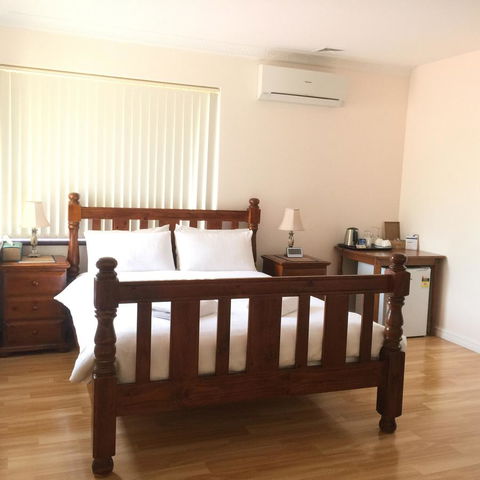 The Royal Dolphin Bed & Breakfast Safety Bay - Inverell Accommodation 4