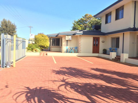 The Royal Dolphin Bed & Breakfast Safety Bay - Inverell Accommodation 7