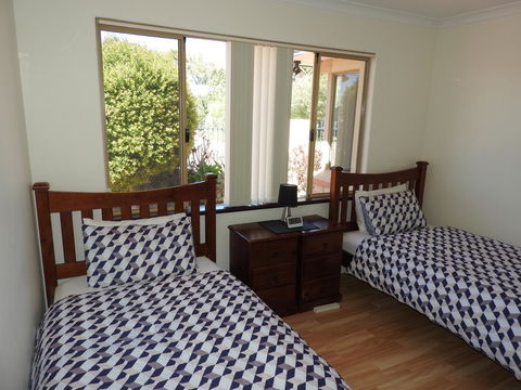 The Royal Dolphin Bed & Breakfast Safety Bay - Inverell Accommodation 16