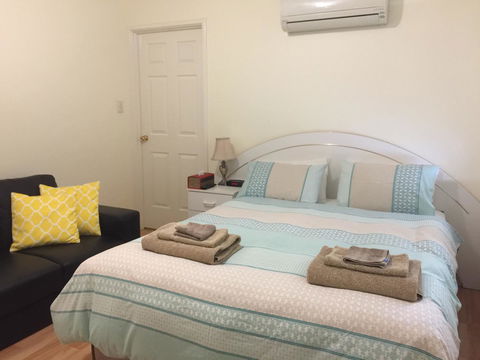 The Royal Dolphin Bed & Breakfast Safety Bay - Inverell Accommodation 1