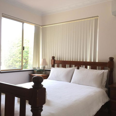 The Royal Dolphin Bed & Breakfast Safety Bay - Inverell Accommodation 3