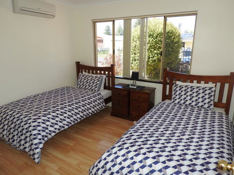 The Royal Dolphin Bed & Breakfast Safety Bay - Inverell Accommodation 15